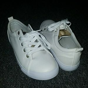 White casual sneakers with a good tounge